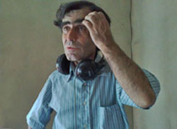 Oğuz L&uuml;le, Chef des W&ouml;rthhofs, mit  Kopfh&ouml;rern im Studio des M&uuml;nchner Radiosenders Radio Lora